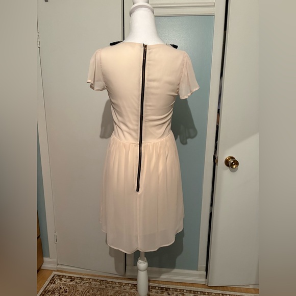 Chic Cream Dress with Black Collar - Picture 3 of 15